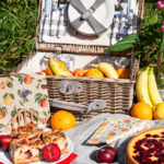 Ein Picknick im Sonnenschein und alles ist vorbereitet. Die Servietten, die Früchte und der Kuchen wollen verspeist werden.