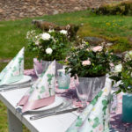 Ein Serviettenmix aus La Rosa mint und La Rosa rose kombiniert mit unifarbigen Pearl Effekt Servietten bringen Abwechslung auf den sommerlich gedeckten Tisch.