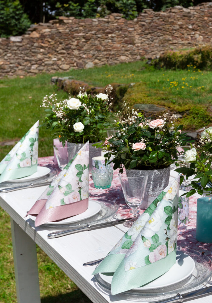 Ein Serviettenmix aus La Rosa mint und La Rosa rose kombiniert mit unifarbigen Pearl Effekt Servietten bringen Abwechslung auf den sommerlich gedeckten Tisch.