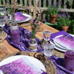 Ein sommerlich gedeckter Tisch in Lilatönen. Man kann den Lavendel auf der Serviette förmlich riechen.