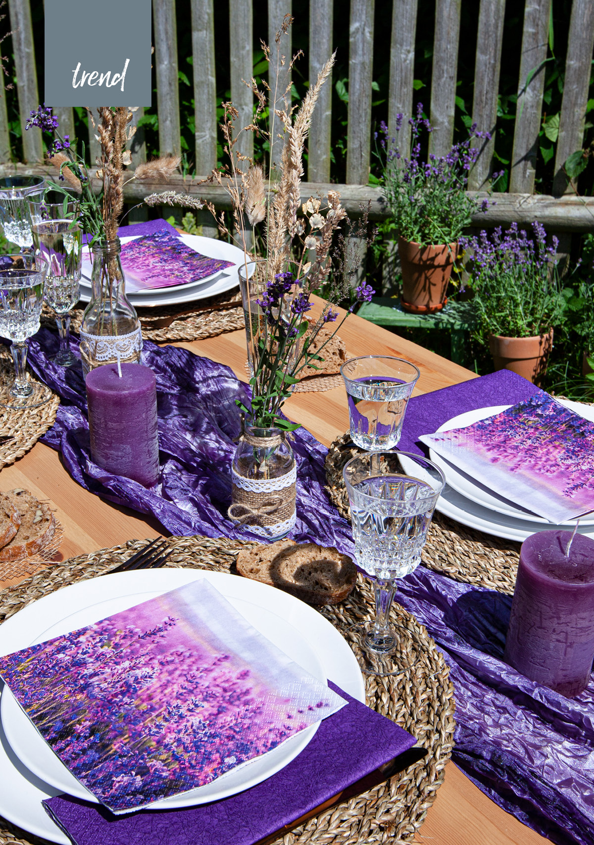 Ein sommerlich gedeckter Tisch in Lilatönen. Man kann den Lavendel auf der Serviette förmlich riechen.
