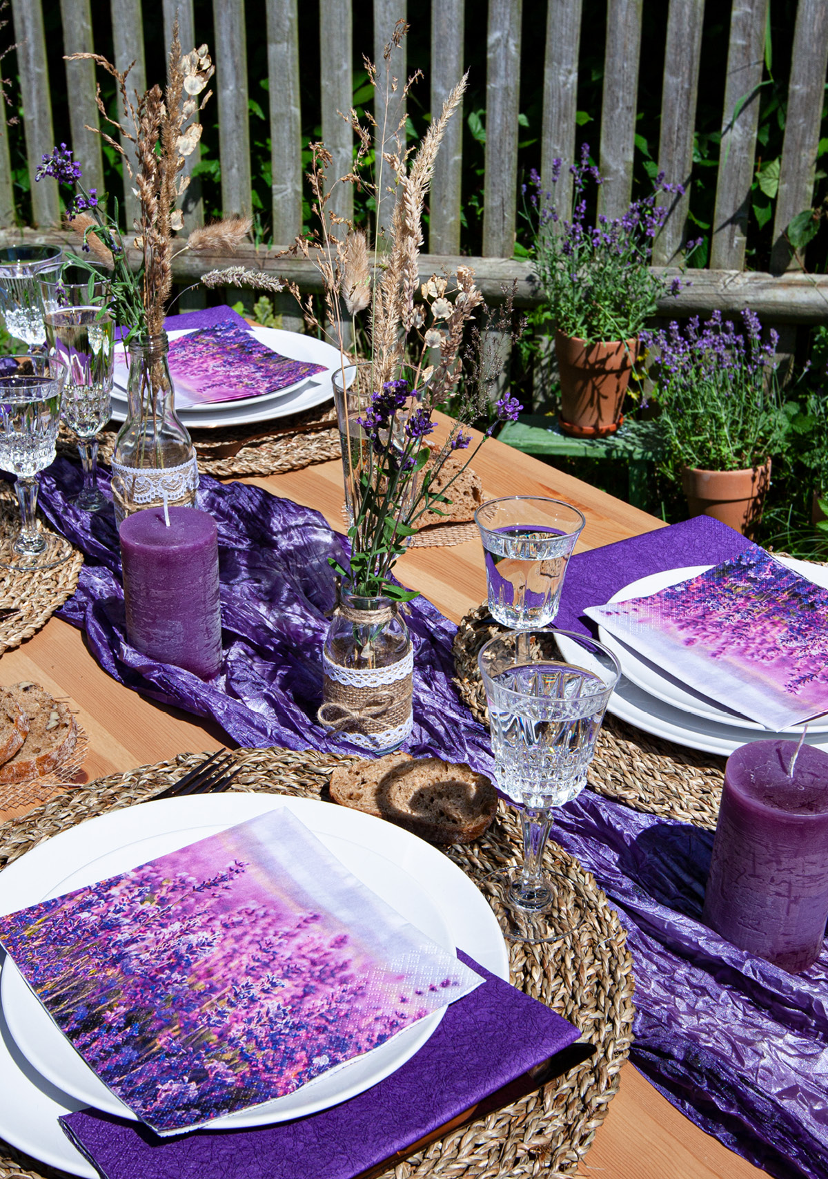 Ein in Lilatönen gedeckter Tisch bringt Farbe ins Spiel. Die passende Serviette ist mit Lavendel bedruckt.