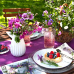 Ein Blütenherz auf Serviette gedruckt schmückt den sommerlichen Gartentisch.