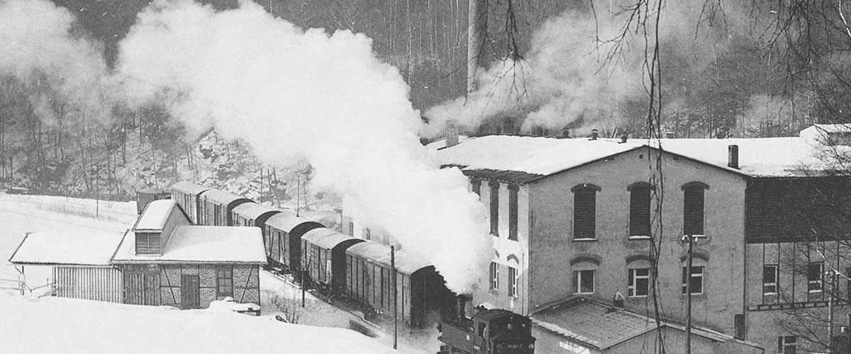 Die Schmalspurbahn im Pressnitztal wurde zur Beförderung der Güter und Fertigware genutzt.