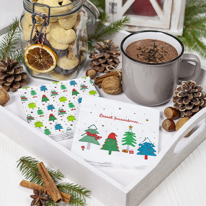 Ein Tablett mit heißem Kakao und den neuen witzigen Servietten Oh Tannenbaum sind hübsch weihnachtlich dekoriert.