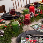 Der weihnachtlich gedeckte Tisch sieht gemütlich aus und die Servietten Stars and Pine Cones geben einen einzigartigen Blickfang.