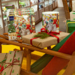 Ein weihnachtlich dekoriertes Schaufenster lädt zum Träumen ein. Die Designserviette Toy Shop ist auch in Kombination mit einer Kerze im gleichen Design erhältlich.