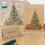 Jetzt neu im Sortiment! Platzkarten und Weihnachtskarten im gleichen Dekor. Hier mit Weihnachtsbaum auf Schlitten.