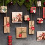Viele schön geschmückte Päckchen hängen an der Wand. Darunter auch die Servietten Christmas Gifts.