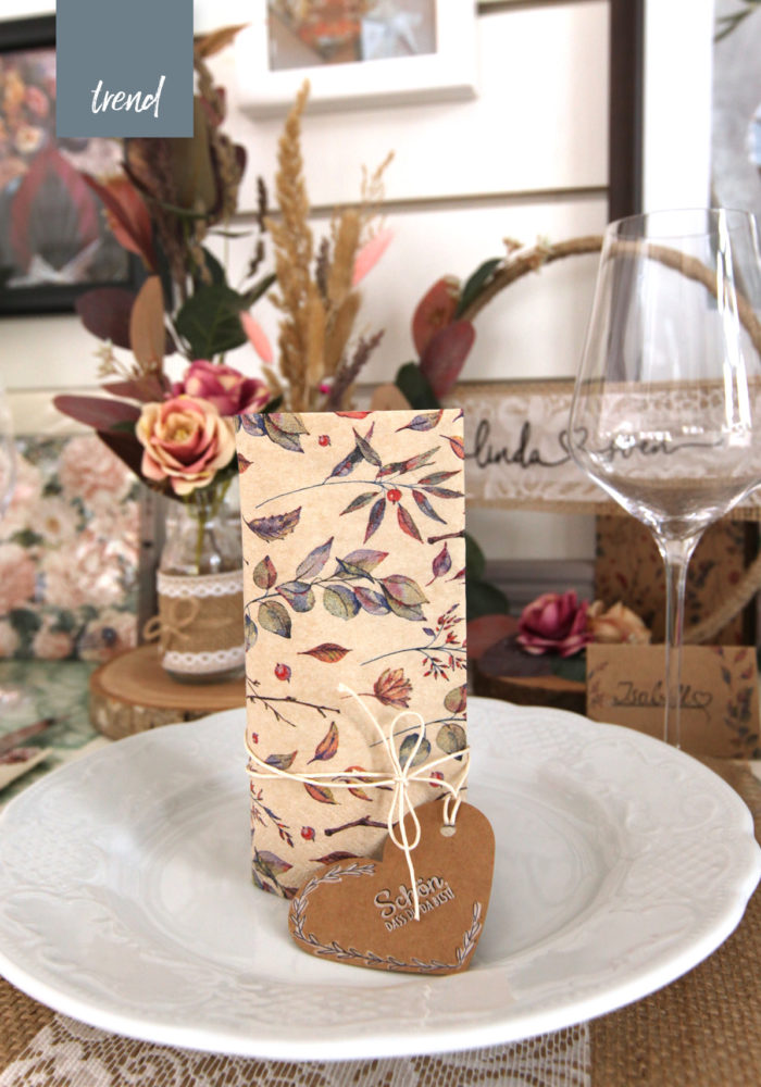 Die perfekte Dekoration für die Hochzeit. Die stehende Serviette mit dem herzförmigen Tischkärtchen sind der ideale Blickfang auf der Hochzeitstafel.