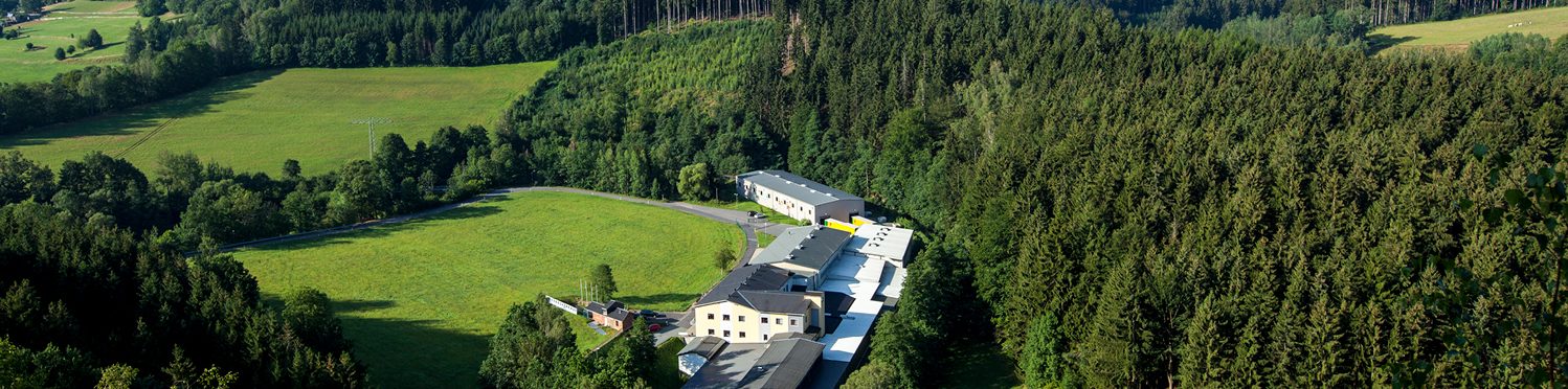 Umringt von viel Wald liegt die Carl Dietrich GmbH direkt an der Preßnitz in Streckewalde