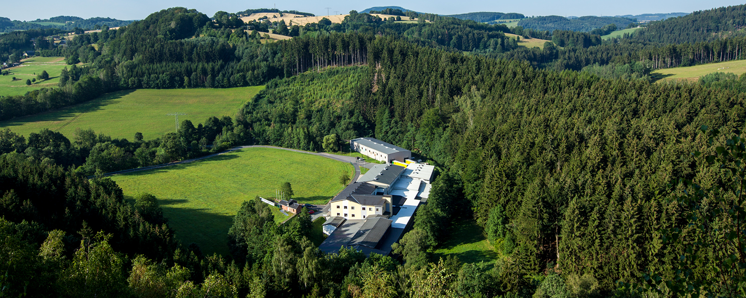Umringt von viel Wald liegt die Carl Dietrich GmbH direkt an der Preßnitz in Streckewalde