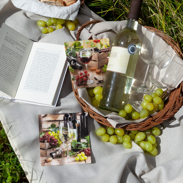 Picknick im Grünen und alles ist vorbereitet. Servietten, Wein und Trauben...