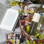 Eine Kombination aus zweierlei Servietten mit Rotwein und Weißwein bietet diese Mixed Packung. Perfekt für ein Picknick im Grünen mit Wein, Baguette, Trauben und einem guten Buch.