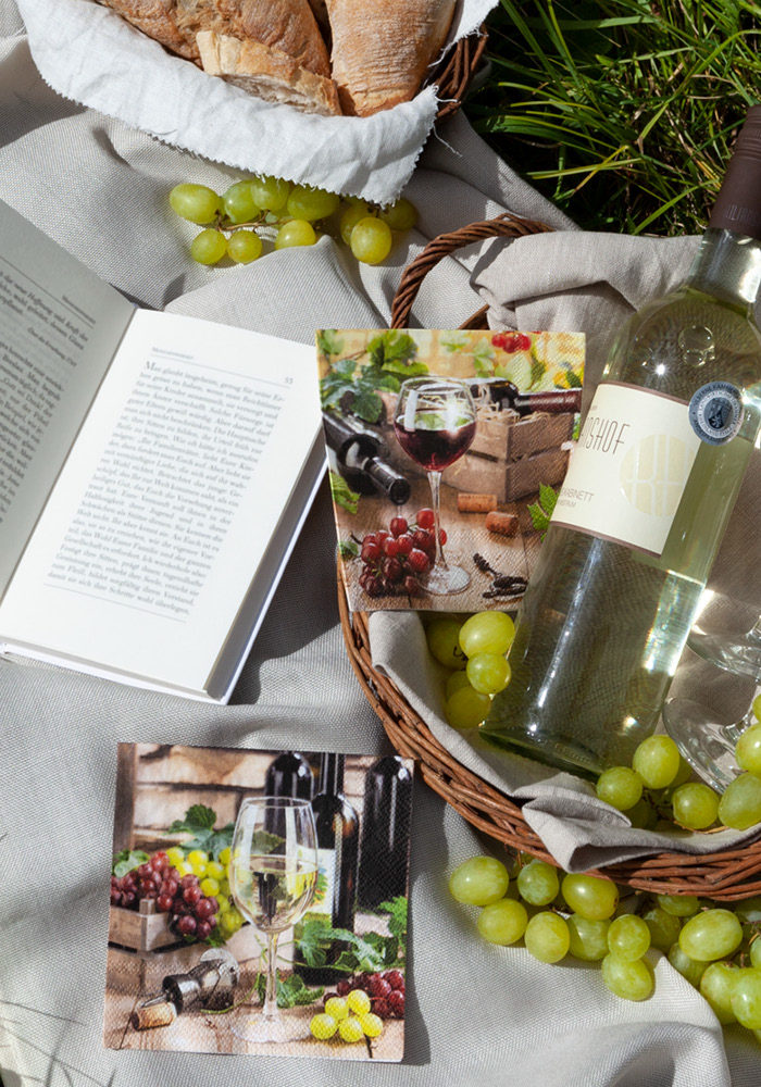 Eine Kombination aus zweierlei Servietten mit Rotwein und Weißwein bietet diese Mixed Packung. Perfekt für ein Picknick im Grünen mit Wein, Baguette, Trauben und einem guten Buch.