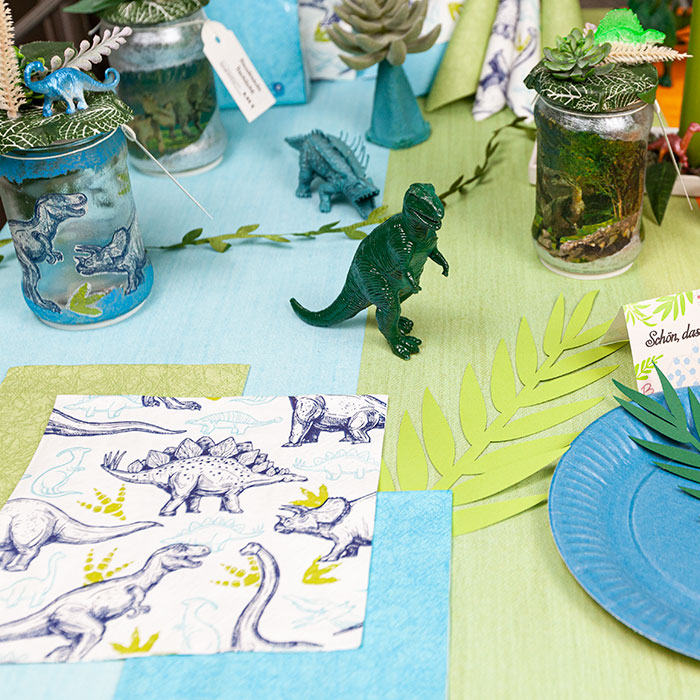Table decoration for boys with dinosaurs. Perfect for children's birthdays and school enrolments.